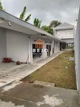 Disewakan Rumah 2 Lantai cocok Kantor dengan Kolam Renang Jl Kaliurang