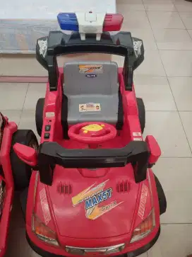 Mobil aki anak model polisi