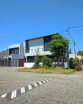 Rumah hook Scandinavian Gayung Kebonsari, Surabaya Selatan