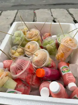 Menerima pesanan Juice dan buah potong