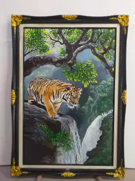 Lukisan kanvas pemandangan harimau mencari makan
