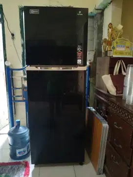 Lemari es merk polytron