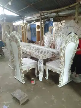 Meja makan klasik