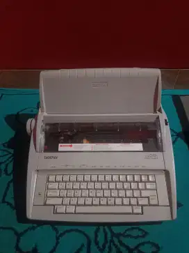 Mesin tik/ketik elektrik Brother gx-6750