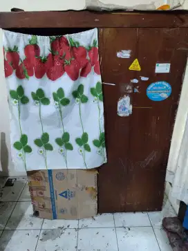 Lemari pakaian bekas