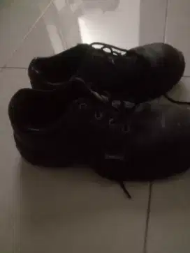 Sepatu safety bekas tapi masih bagus dan layak pakai