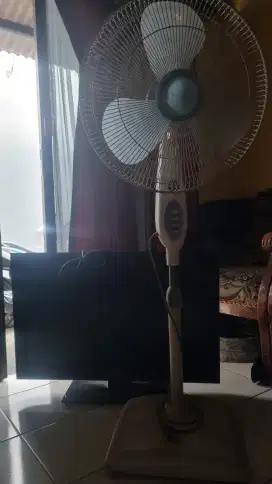 Di jual TV LG LED 32'in dan Kipas Angin Miyako Bekas