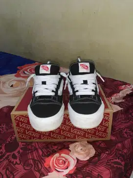 SEPATU VANS KNU