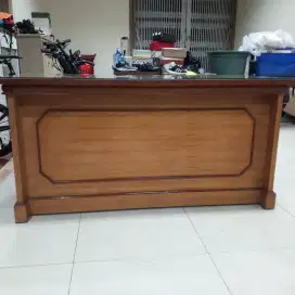 Meja kantor besar