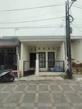 Rumah Surabaya Barat lokasi strategis
