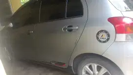 Di jual mobil Yaris 2010