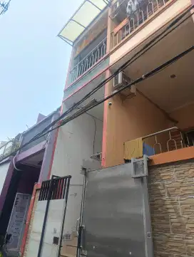 Disewakan rumah 3 lantai