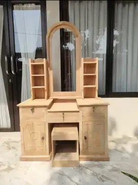 Meja rias lengkung