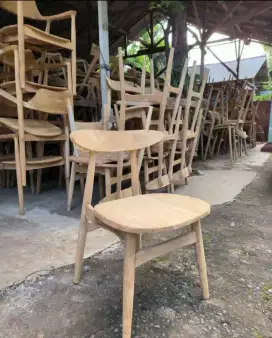 Kursi makan lengkung