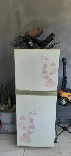 Di jual kulkas sharp 2 pintu