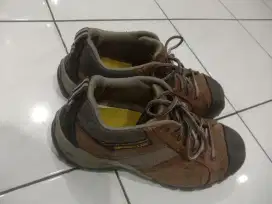 Sepatu safety merk CAT