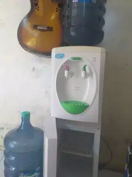 Dispenser cool & hot, kulkas mini dibawah, plus Galon
