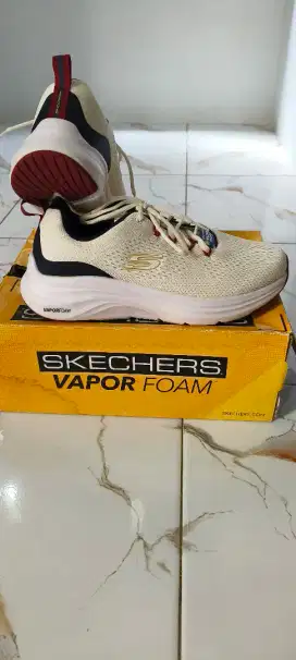 Sepatu Skechers size 8 like new