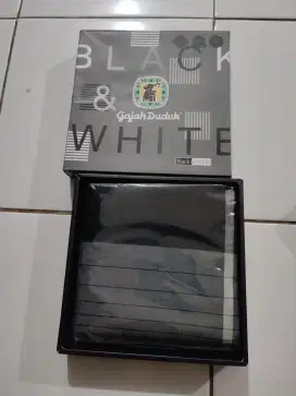 Sarung gajah duduk