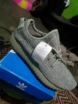 ADIDAS YEEZY MADE IN VIETNAM