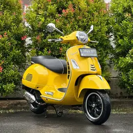 Piaggio Vespa GTS 150 4V IGET ABS LED FACELIFT TAHUN 2019 warna Kuning