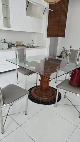 Satu Set Meja Makan