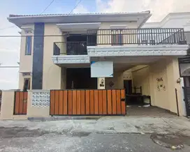 Disewakan rumah 2lt strategis di jl. Damai