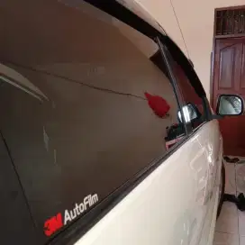 Kaca film mobil dan gedung panggilan
