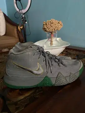 Jual sepatu Nike warna abu no 42 kecil