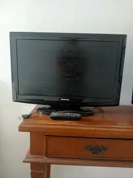 1 buah TV flat Panasonic 24 inch dengan remot, kondisi apa adanya.