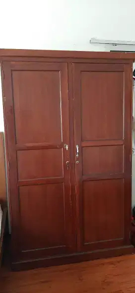 Lemari rangka mahoni dinding tripleks masih bisa dipakai