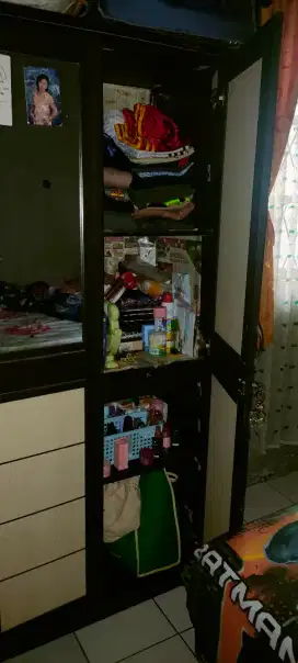 Lemari bekas: tiga ruang: