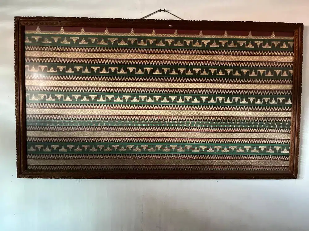 Pajangan dinding bermotif ukuran 160X90.