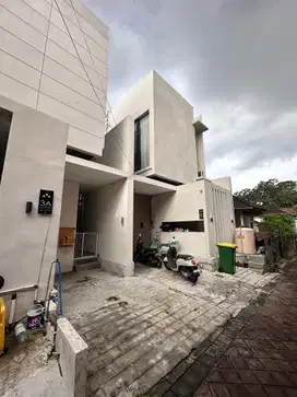 dijual rumah lantai 2 muding kerobokan