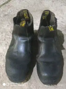 Sepatu safety kings