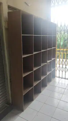 Etalase paket rak kayu