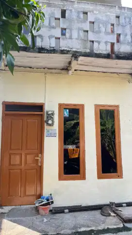 Di kontrakan rumah 2lt pamulang