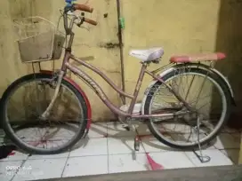 Sepedah dewasa dan anak bekas