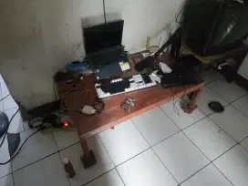 Meja lesehan bekas