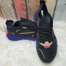 Sepatu Reebok hitam