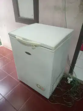 Di jual frezzer box merk Frigigate keluaran dari sharp kapasitas 100 L