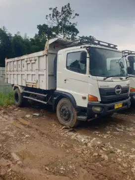 Hino FG235JJ dum truk - th 2019