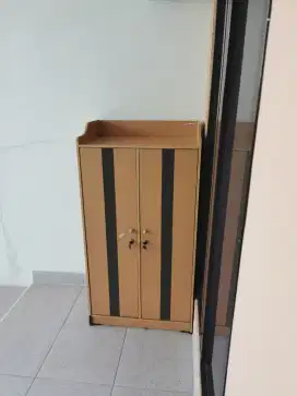 Lemari Pakaian dan Meja