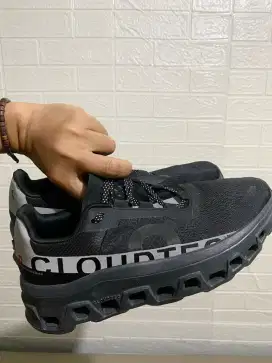 Sepatu on running cloudmonster dijual cepat aja