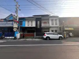 Disewakan rumah 2 lantai istimewa di Jalan Damai