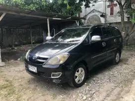 Kijang Innova hitam