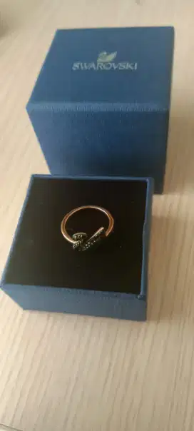 Cincin swarovski Swan Hitam