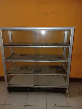 Etalase toko di jual cepat