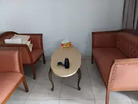 Satu set meja kursi tamu