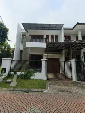 Disewakan Rumah Graha Family semi furnish, Surabaya barat